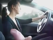 운전하는 동안 남자친구에게 주무르는 그리스 여친